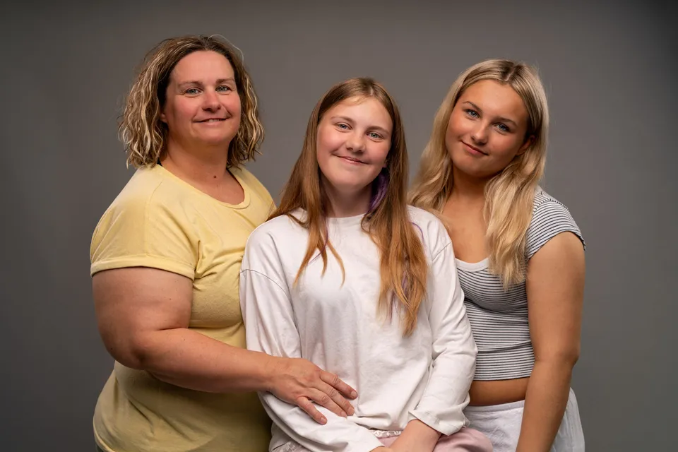 Familieportræt med tre kvinder i studiet