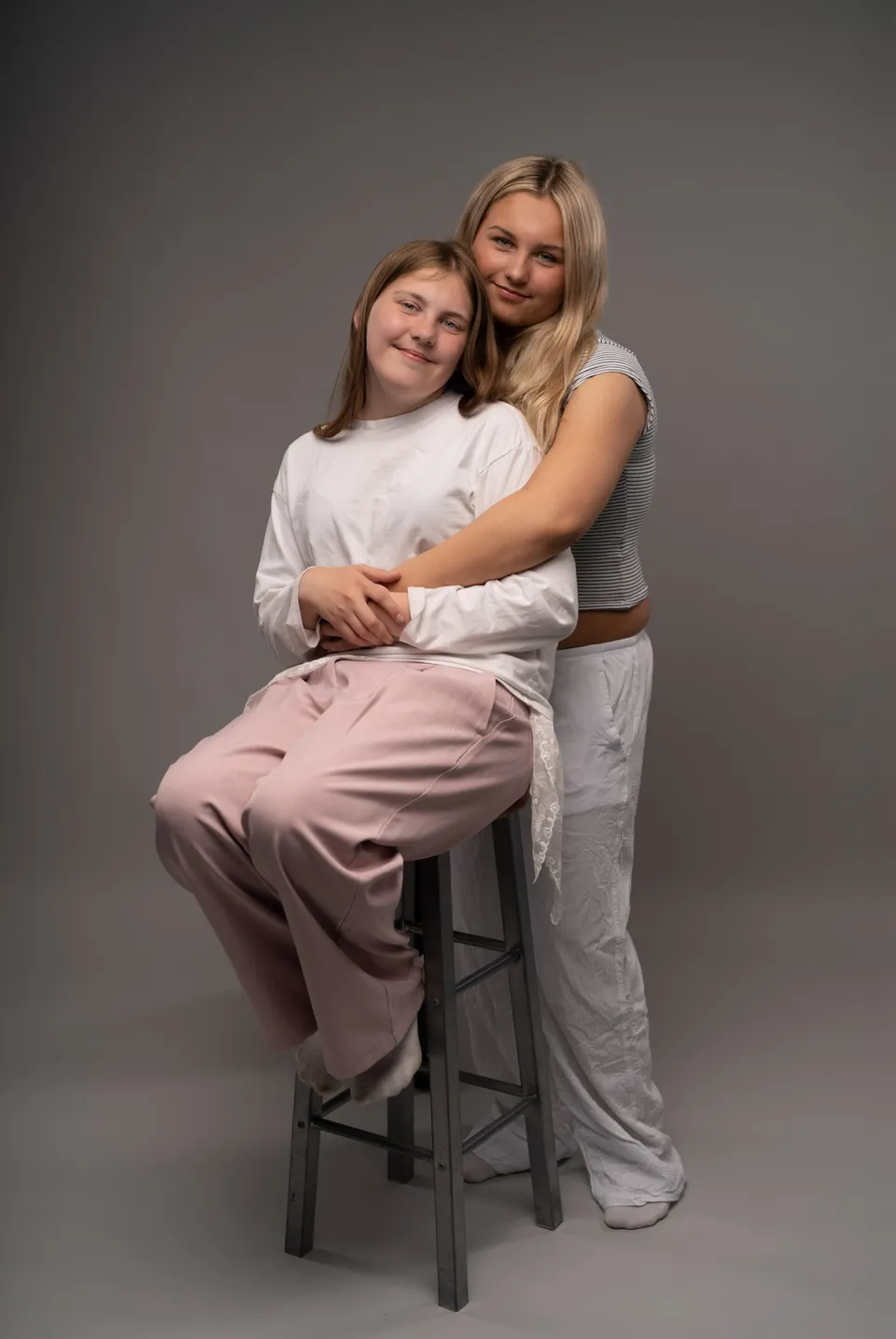 Mor og datter i studiet på en barstol