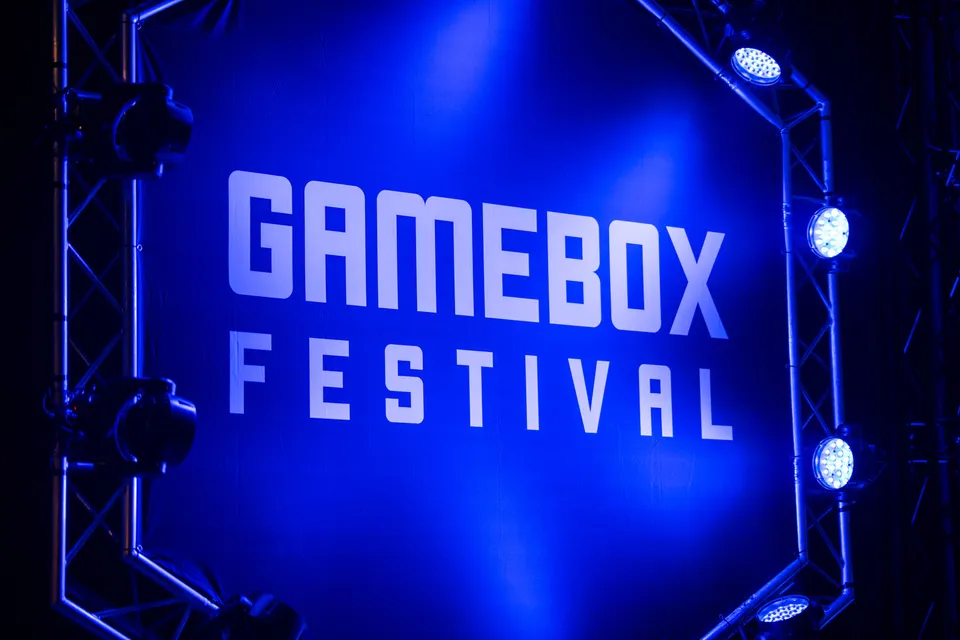 Blåt neonskilt: Gamebox Festival