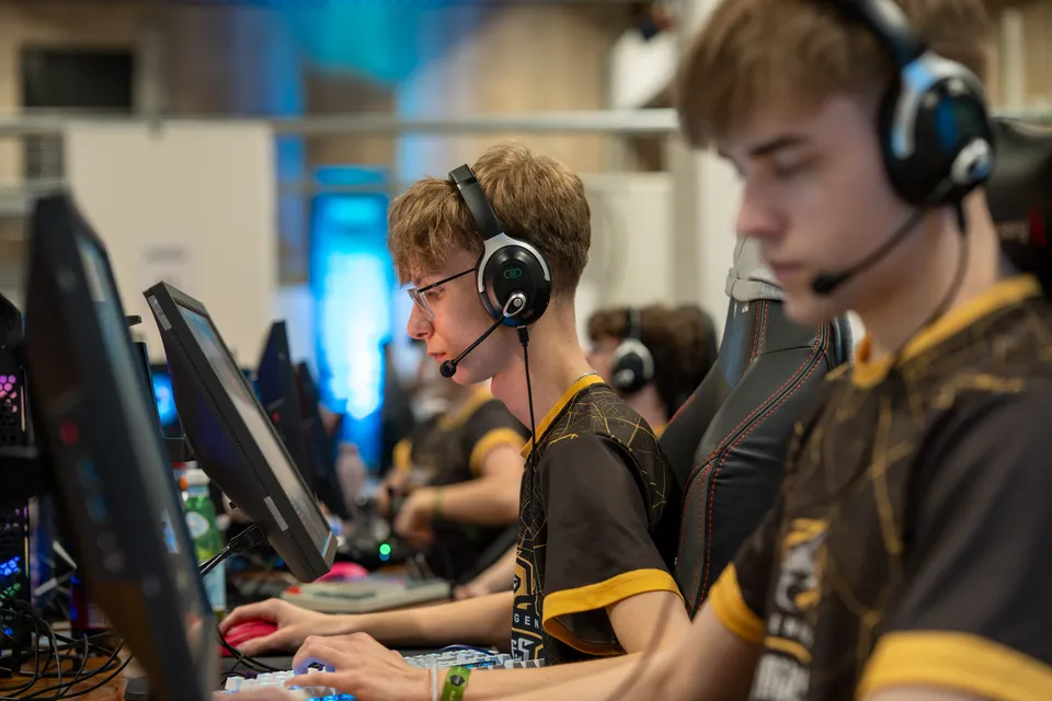 Gamere med headsets ved turnering