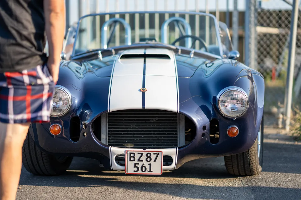 Blå Shelby Cobra med hvide striber