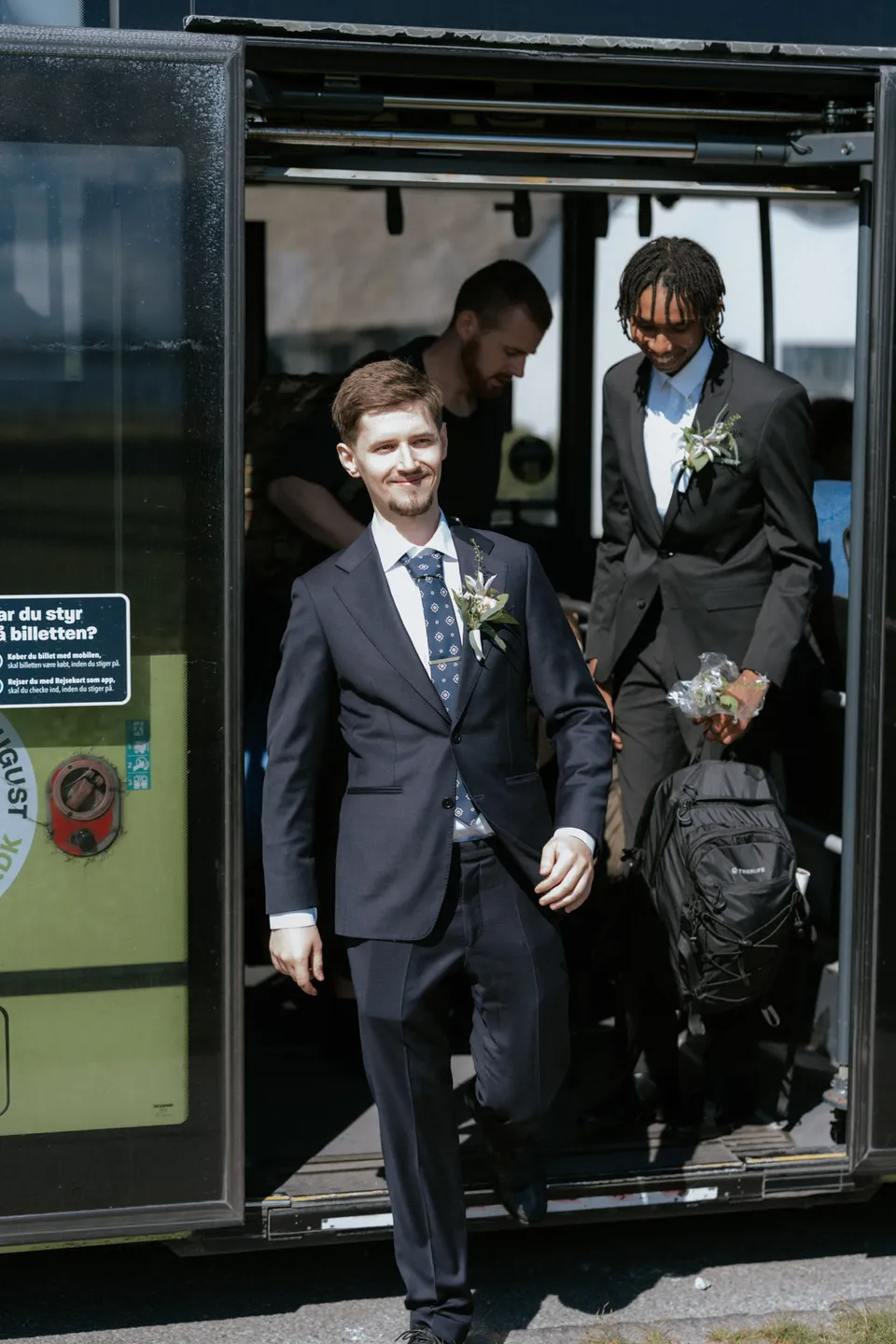 Gommen og forloveren stiger ud af en bus