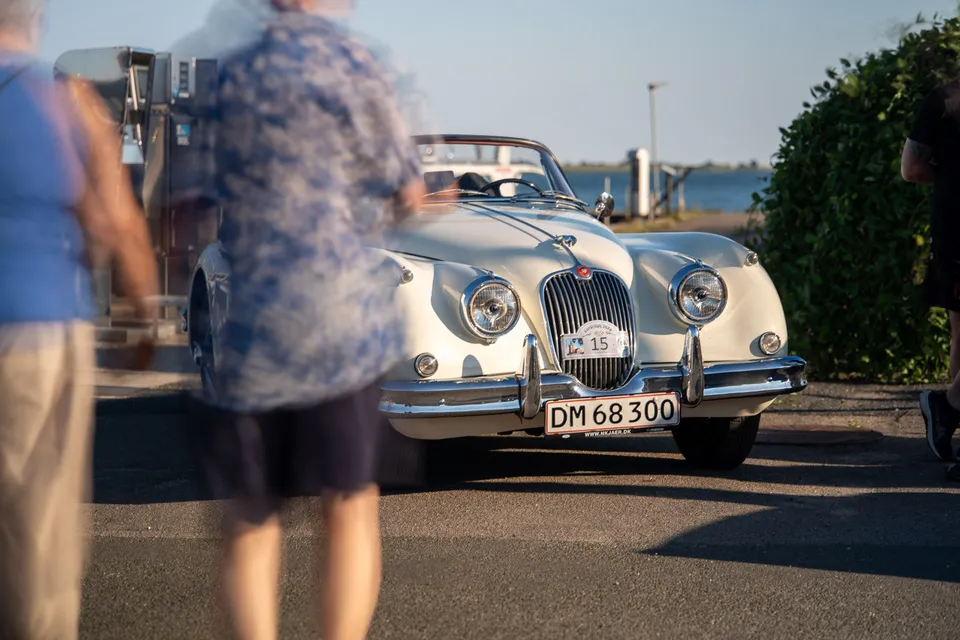 Hvid Jaguar E-type med publikum