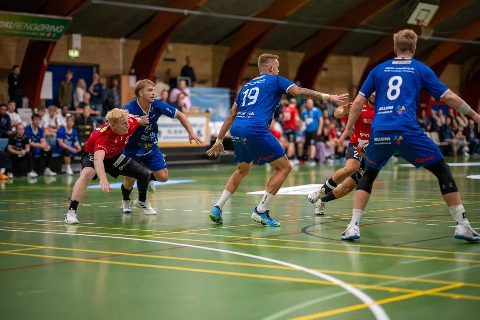 Angreb i håndboldkamp foran fuld tribune