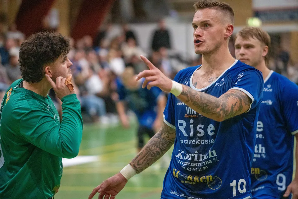Håndboldspiller peger og råber instruktioner