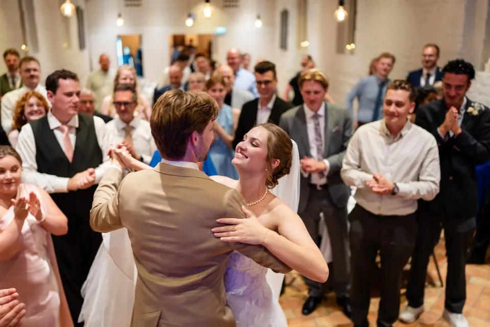 Gæster klapper, mens brudeparret danser brudevals