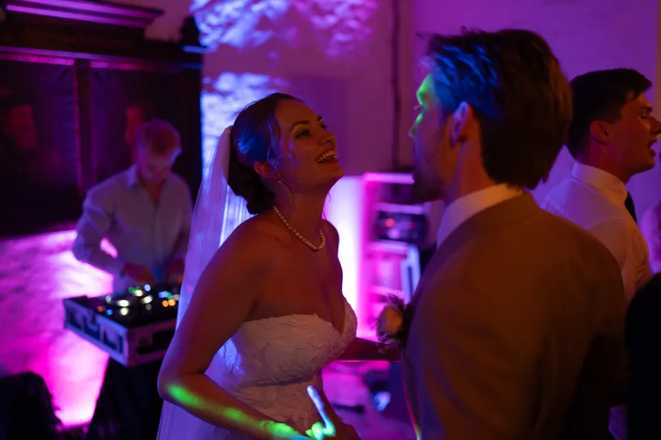 Brud danser i lilla festlys